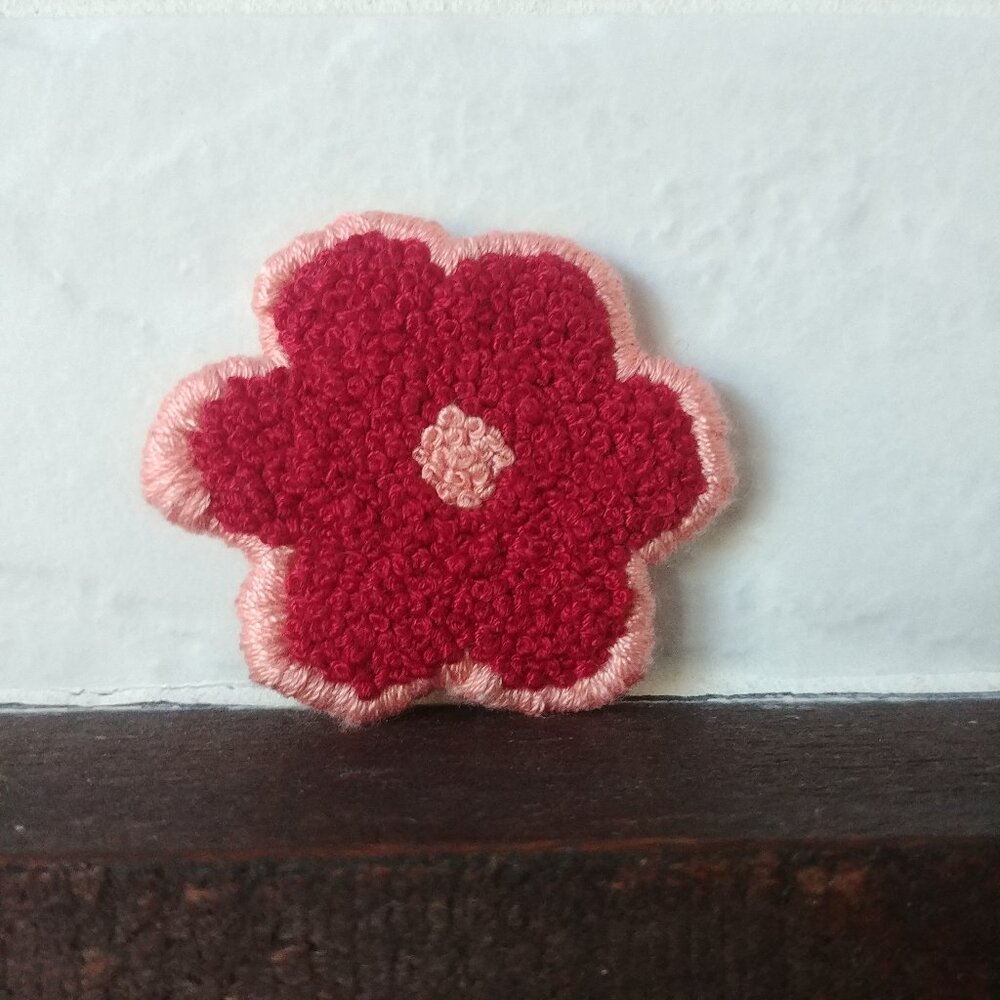 New one-of-a-kind hair clip 100% handmade embroidered by me red and pink flower - Picture 3 of 6